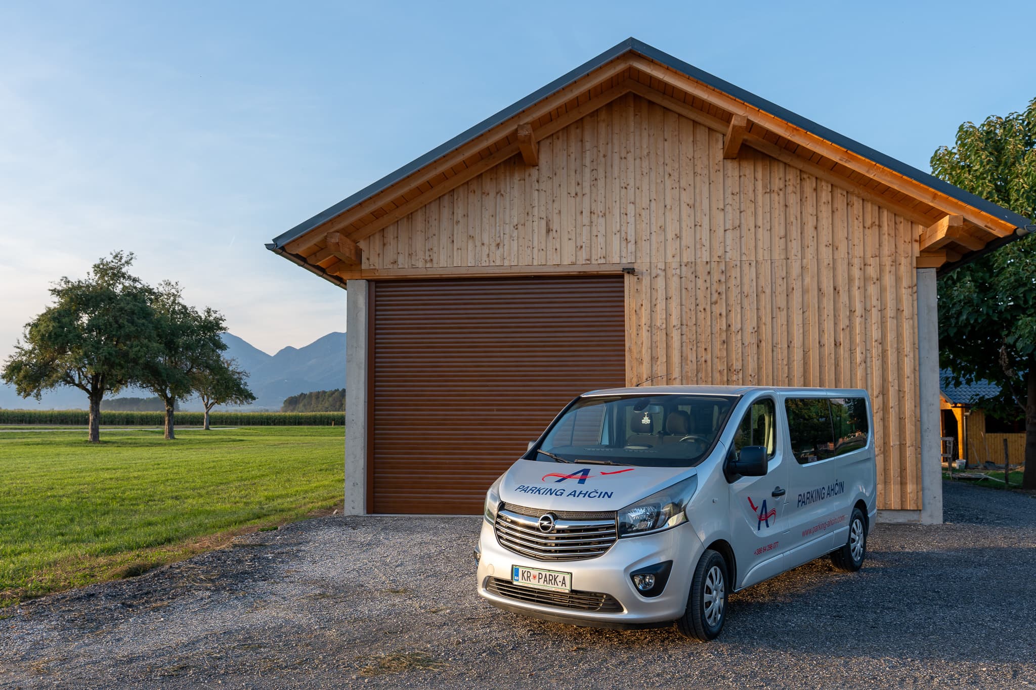 Objekt s pokritimi parkirnimi mesti in kombi Parking Ahčin